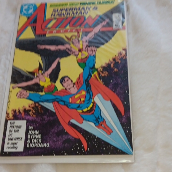 Superman Comic Book with Dynamic Cover Art - Picture 1 of 2
